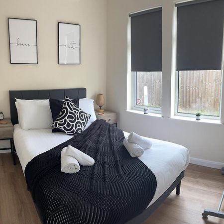 Central - 1 Bed, Cosy Retreat 스윈던 외부 사진