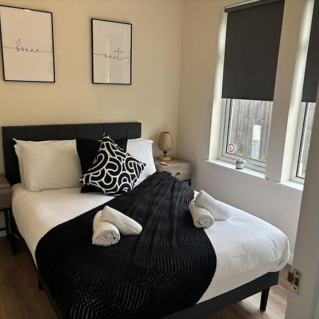 Central - 1 Bed, Cosy Retreat 스윈던 외부 사진