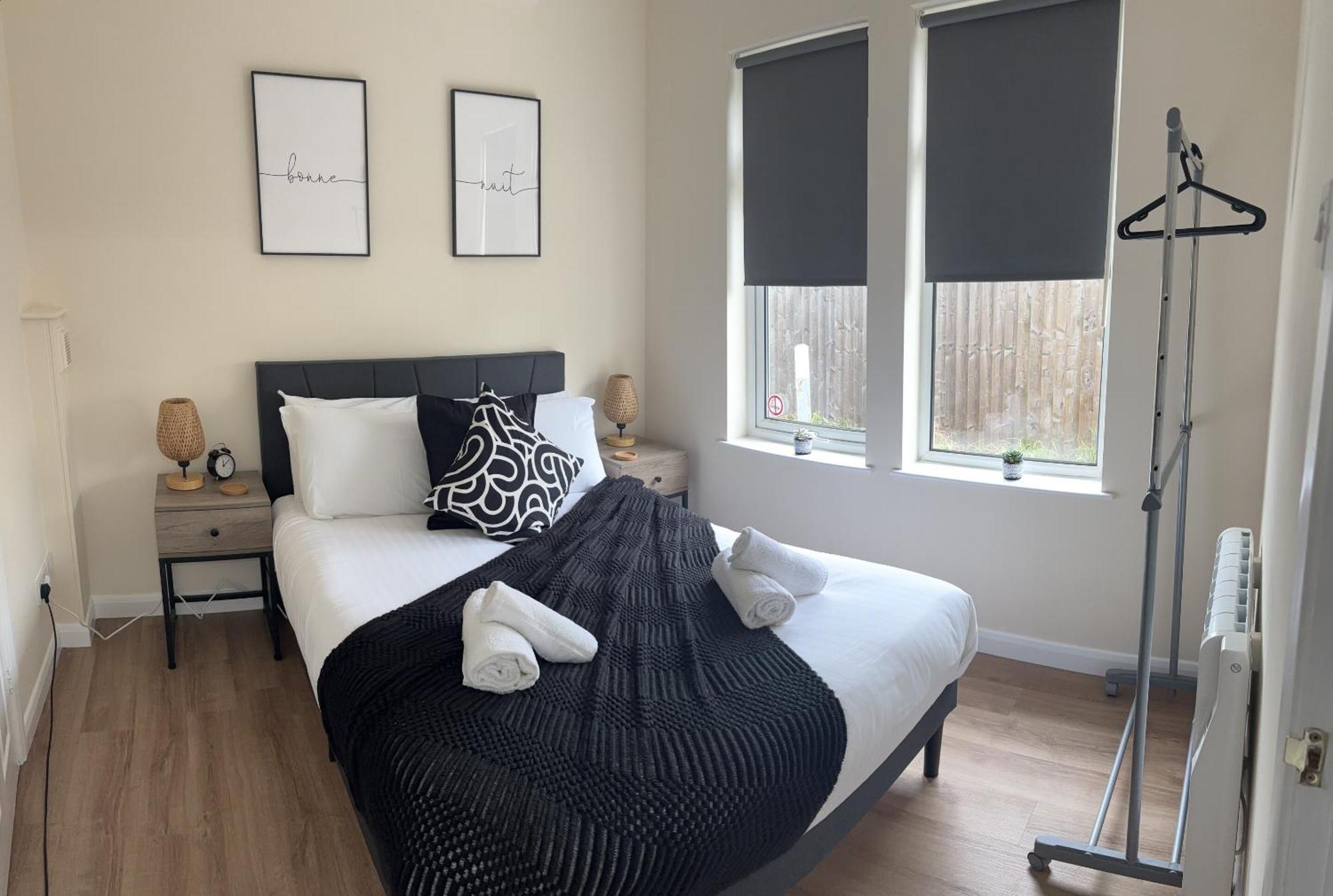 Central - 1 Bed, Cosy Retreat 스윈던 외부 사진