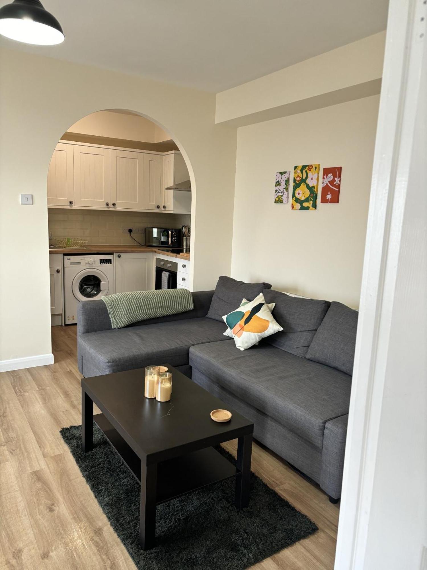 Central - 1 Bed, Cosy Retreat 스윈던 외부 사진