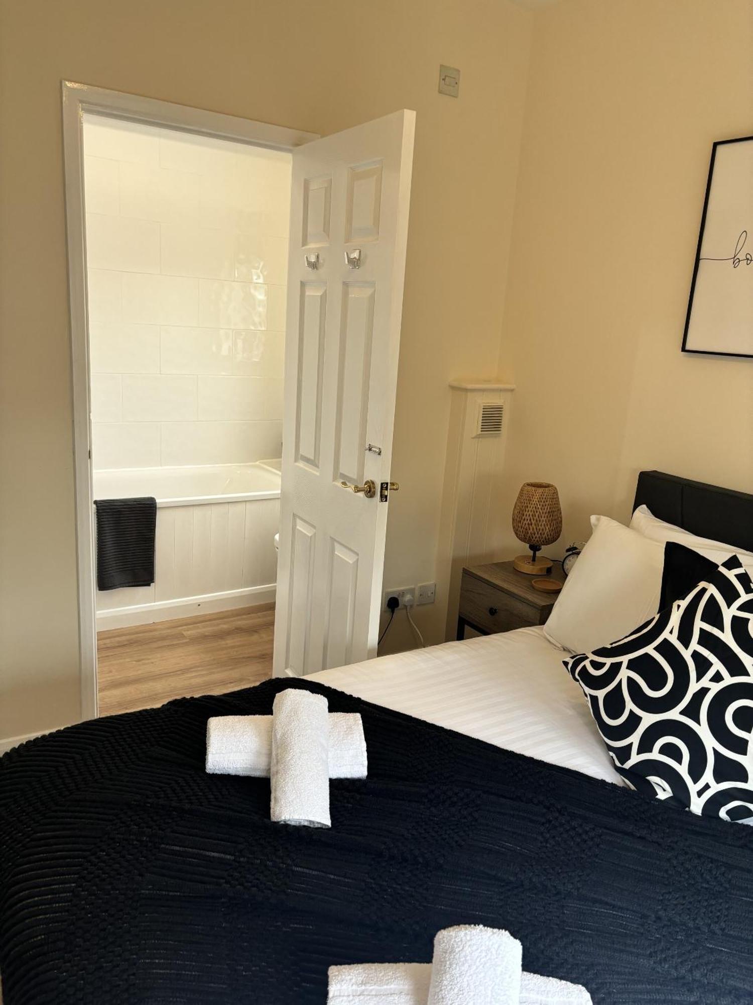Central - 1 Bed, Cosy Retreat 스윈던 외부 사진